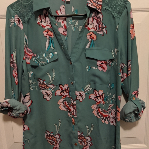 Candies Button Down Top - Picture 2 of 7